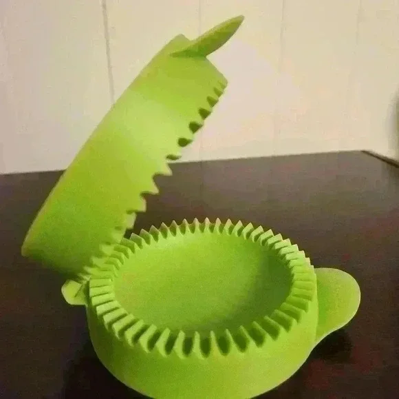 Tupperware Mini Pie Maker  7271a - Picture 4 of 4